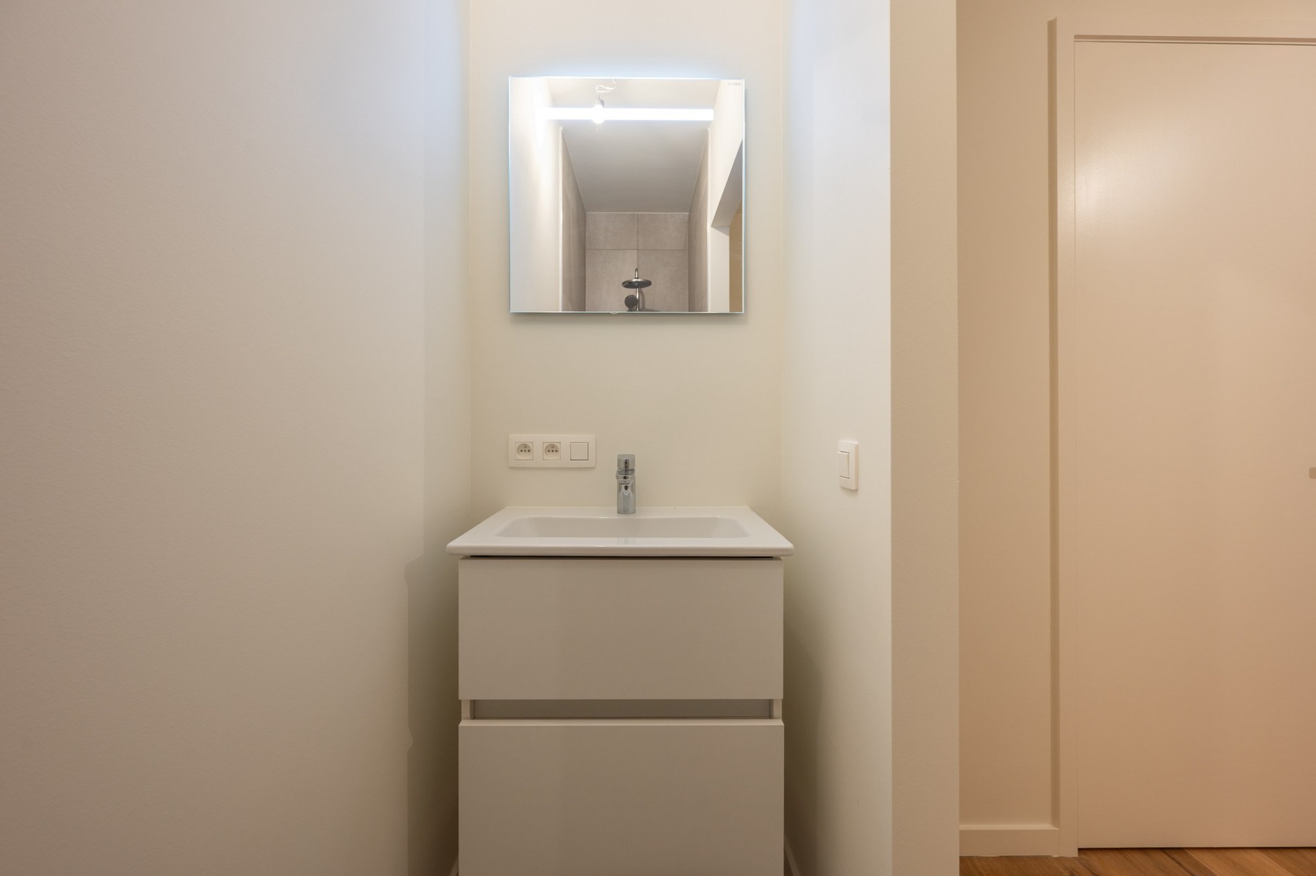 Centraal gelegen 2-kamer appartement te Res. Hoost op wandelafstand van de Zeedijk van Heist. 