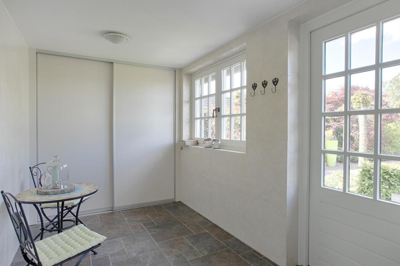 Luxe afgewerkt landhuis met gastenverblijf op een mooie locatie nabij het centrum van Hulsel gelegen op een perceel van 1264 M². 