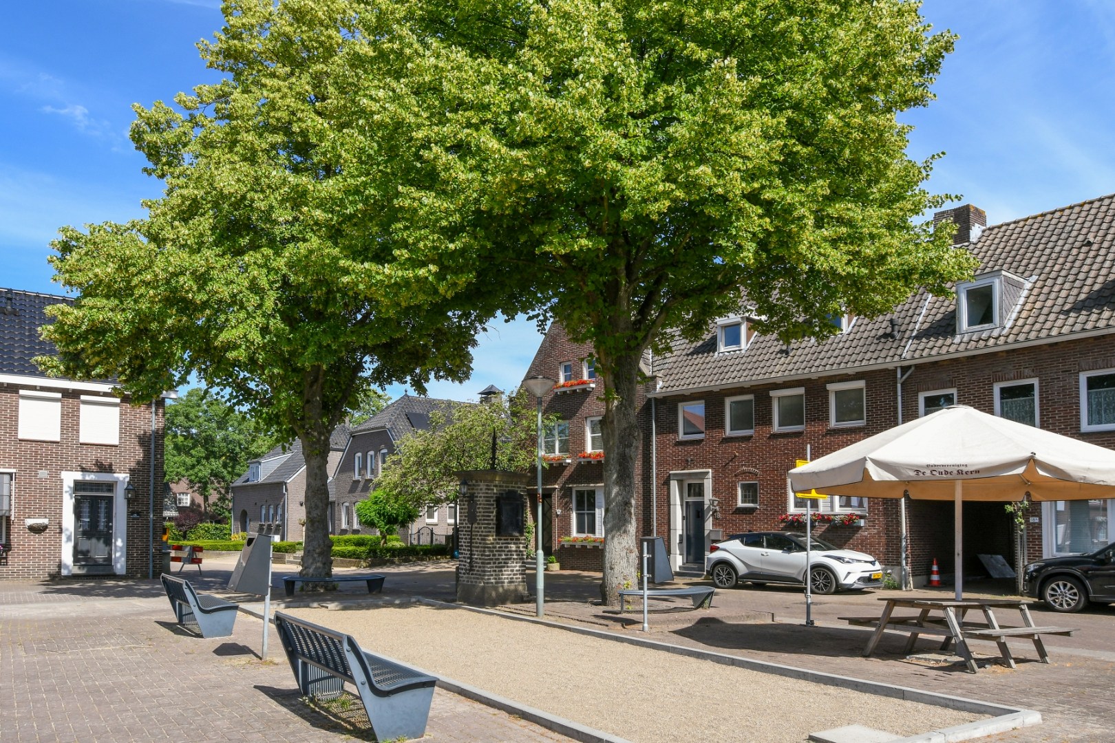 Fraai gelegen halfvrijstaande woning in hartje Kessel met vier slaapkamers, souterrain, inpandige garage, tuinkamer, zwembad en prachtig uitzicht over de Maas 