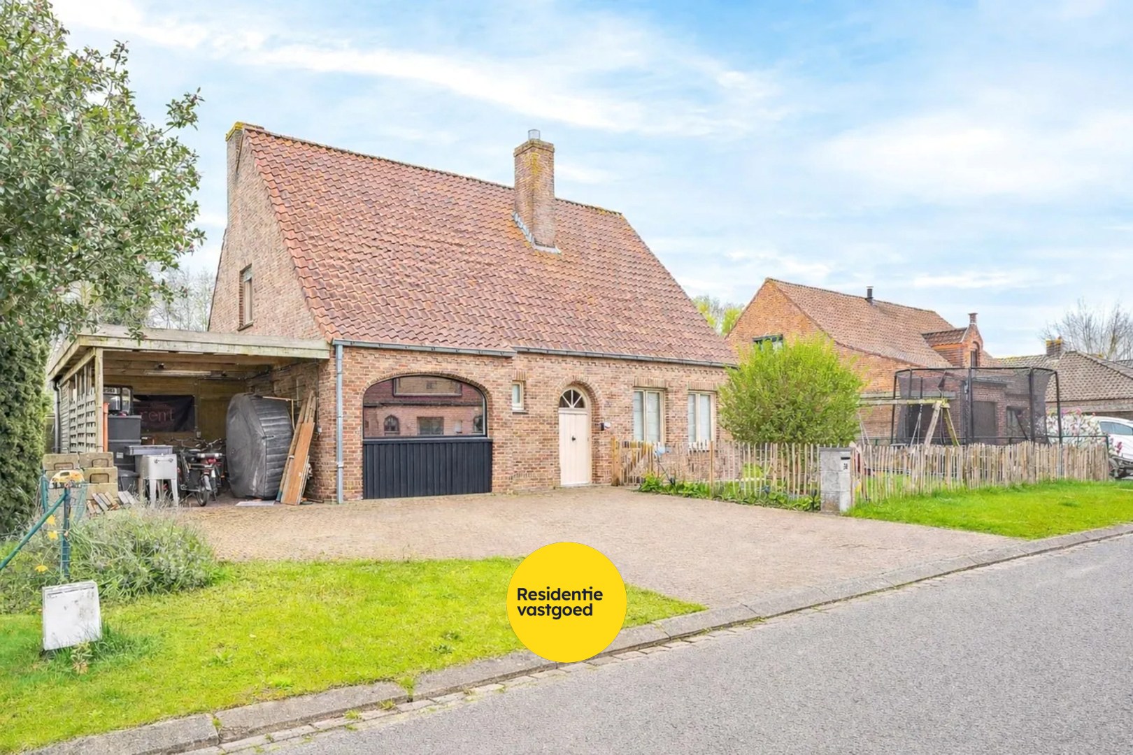 Gerenoveerde alleenstaande woning op 637m² te Veurne! 