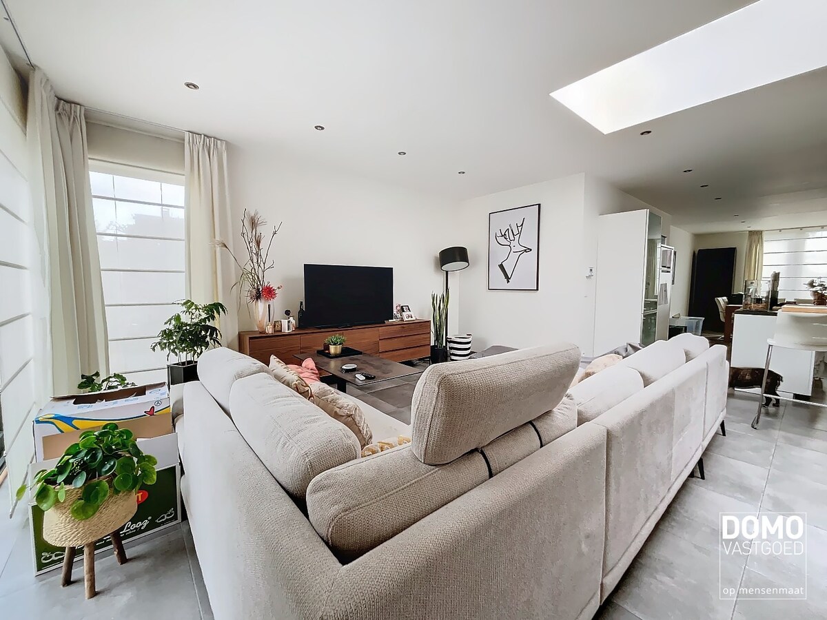 VOLLEDIG GERENOVEERDE HALOPEN BEBOUWING MET 3 SLAAPKAMERS IN HARTJE KERMT 