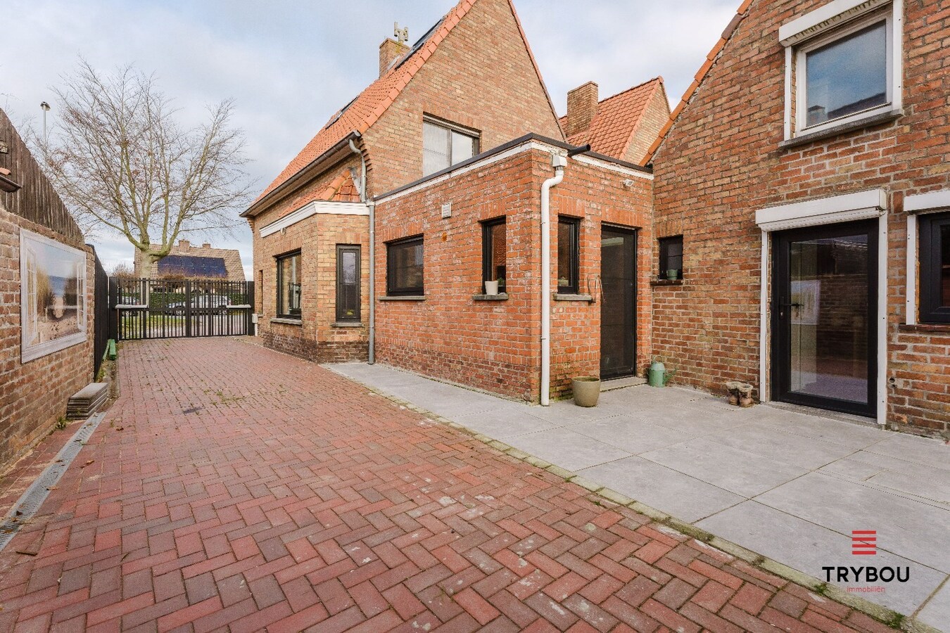 Verrassend ruime, lichtrijke woning op ruim perceel van 722m² te Jabbeke 