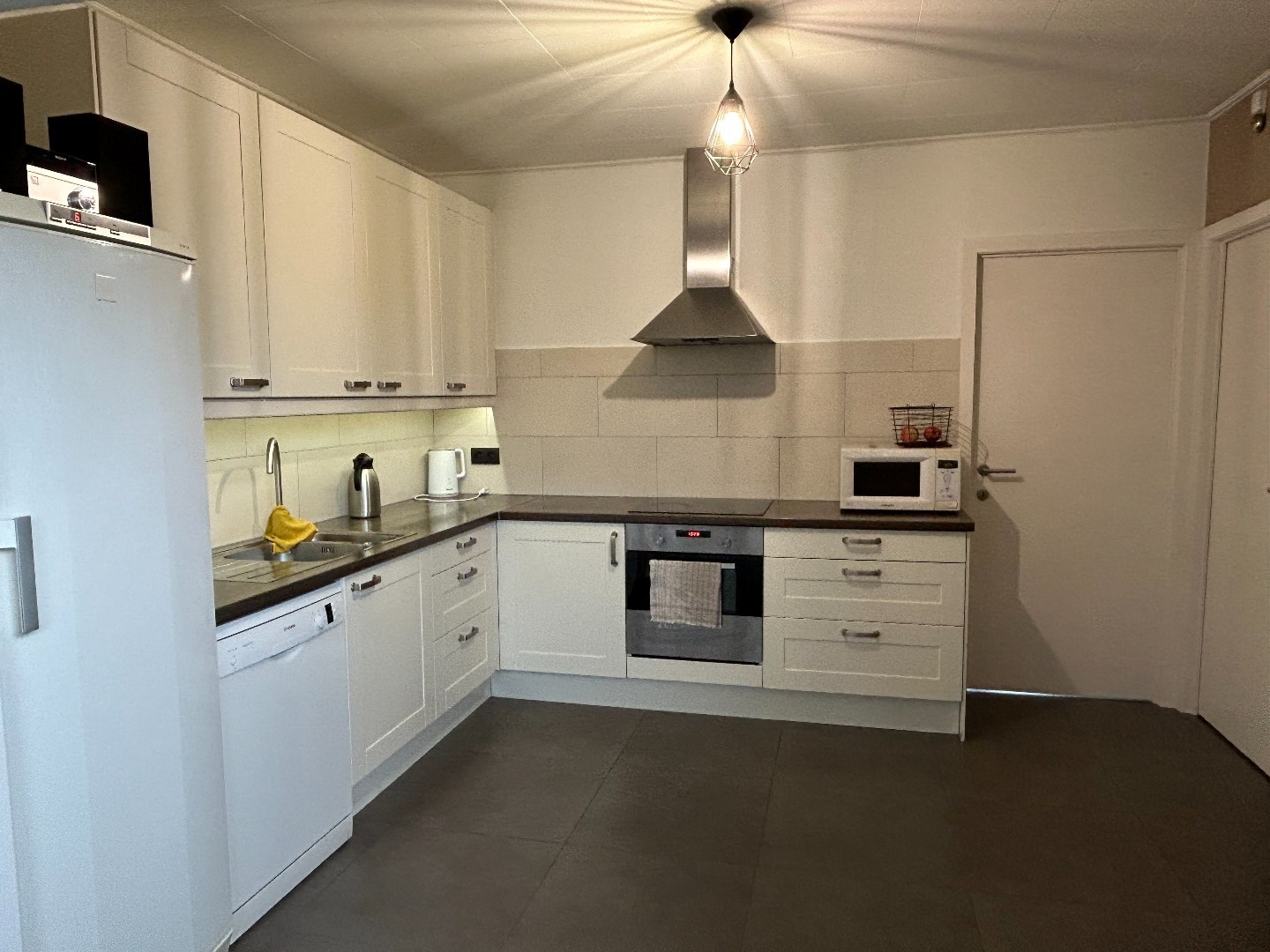 Volledig gerenoveerde woning met winkelruimte, garage en tuin op 1.280m² 