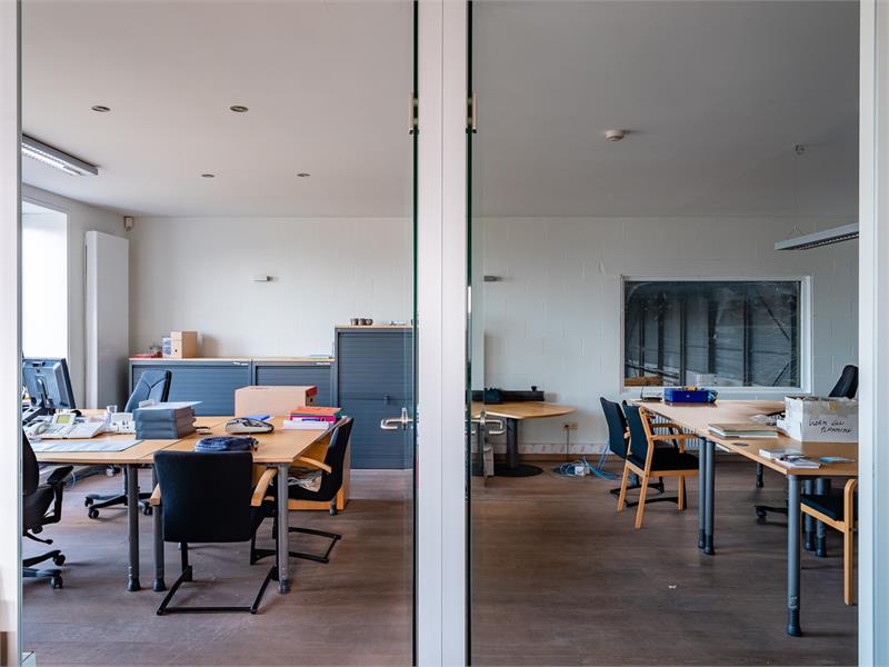 Bedrijfsgebouw met burelen en opslagruimte. 