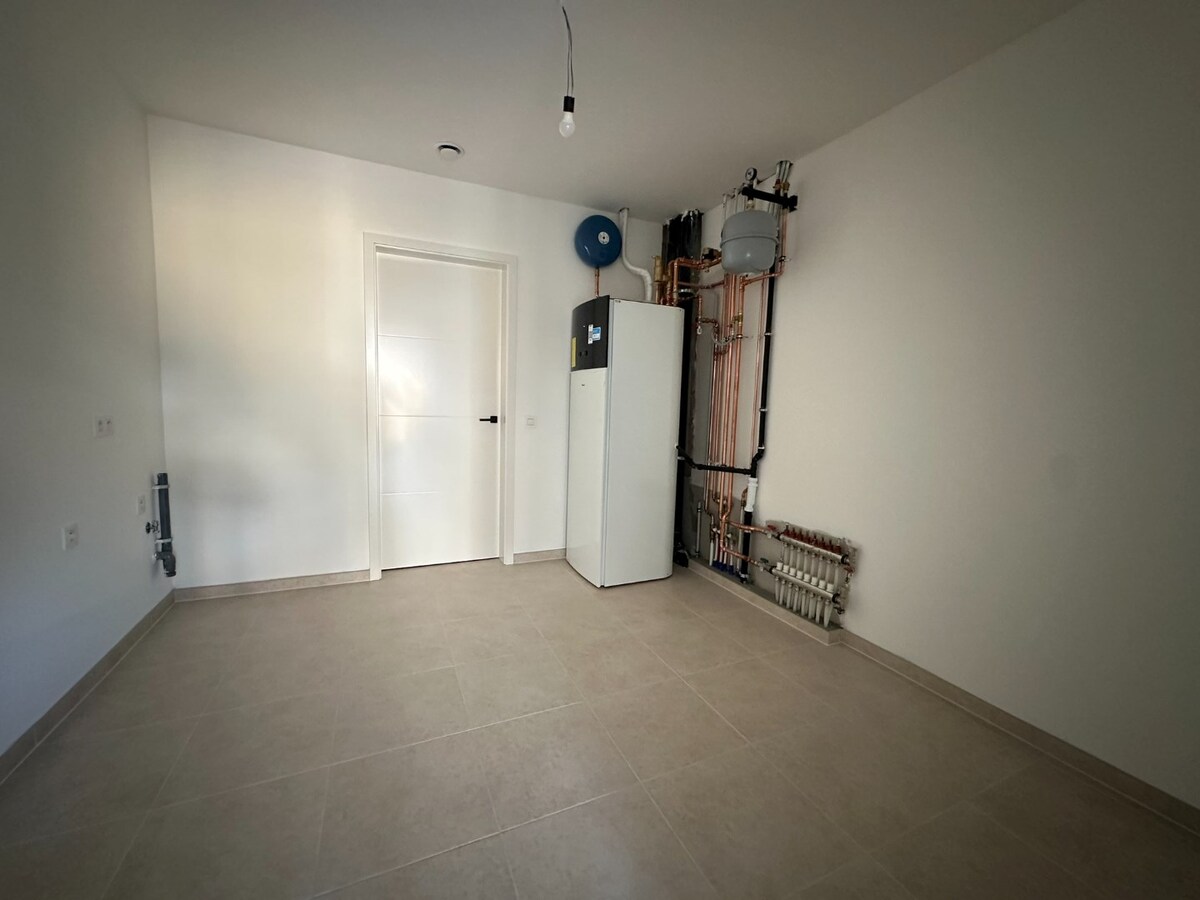 Instapklare nieuwbouwwoning met 4 slaapkamers, garage én tuin – energiezuinig wonen in hartje Sint-Antonius 
