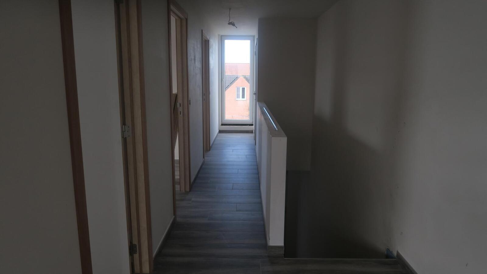Moderne halfopen nieuwbouw woning  met 3 slpkmrs in rustige wijk. 