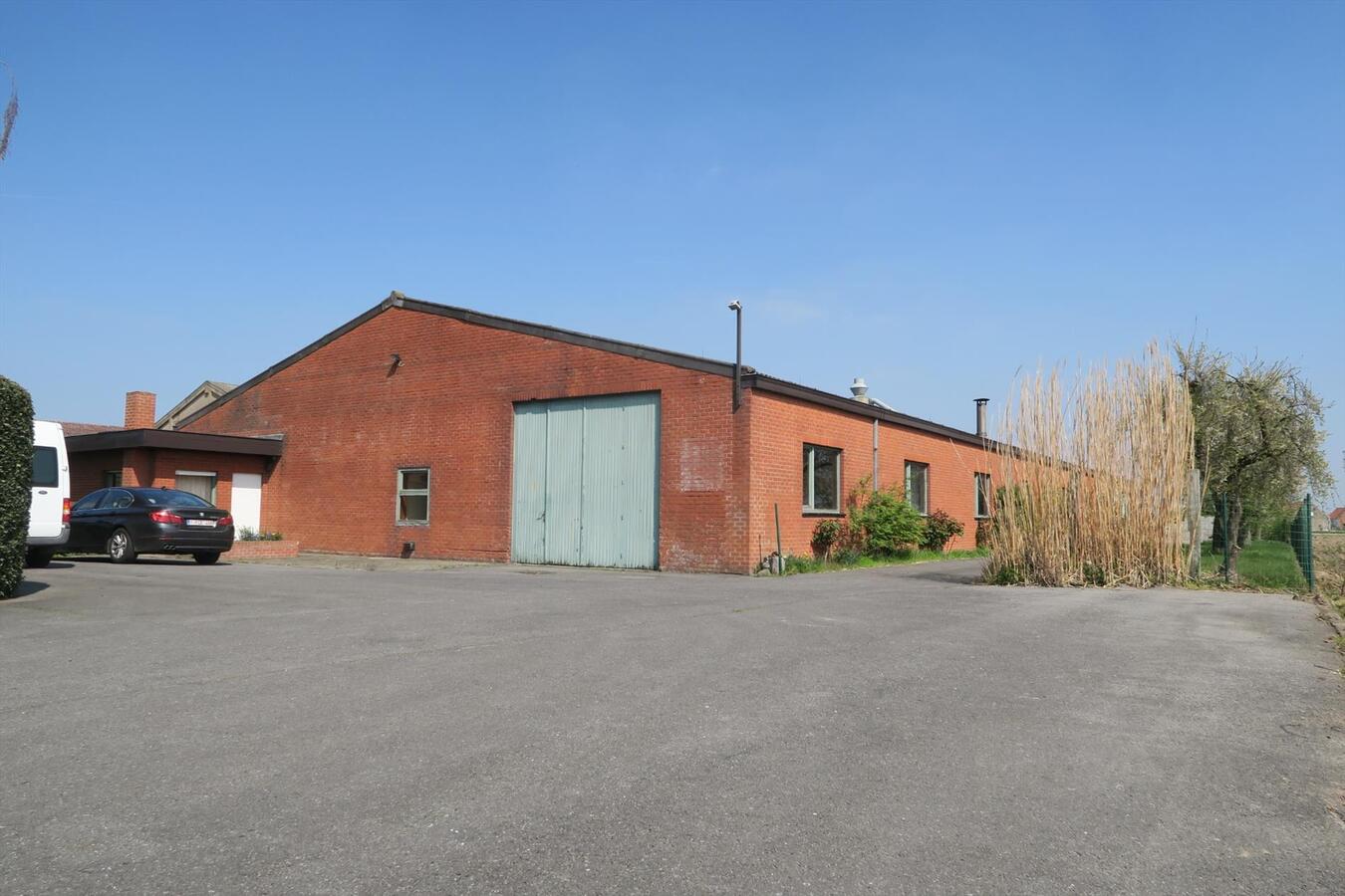 Atelier van 950 m² op verbindingsweg Ieper - Diksmuide 