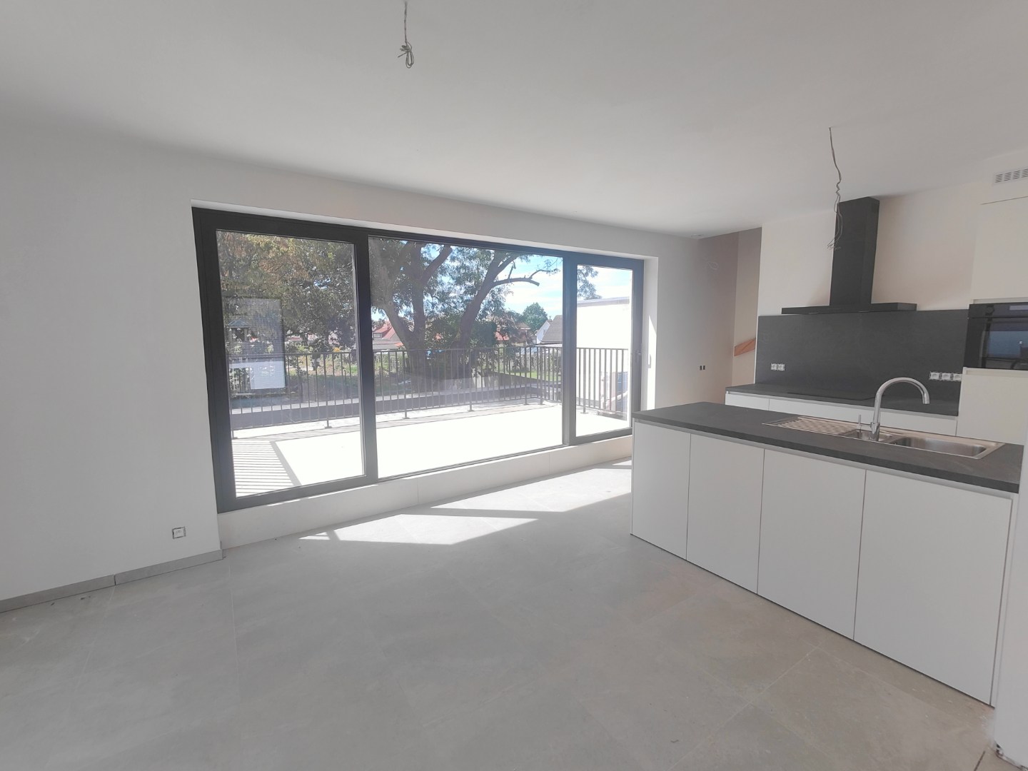 Afgewerkte woning met 3 slaapkamers &amp; ruim zonnig terras + autostaanplaats en berging 
