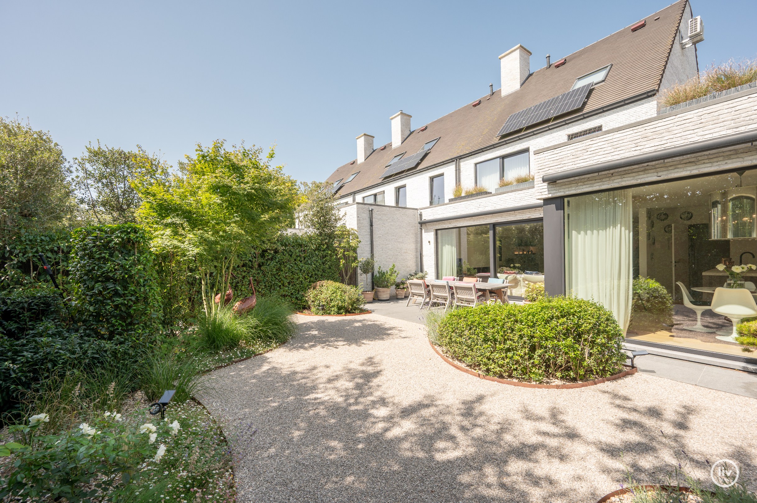 Magnifique villa jumelée très récente avec beaucoup de lumière, idéalement située en bordure du Zoute. 