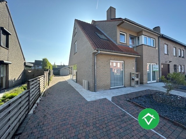 Instapklaar gelijkvloers appartement met tuin en garage in rustige wijk te Eernegem 