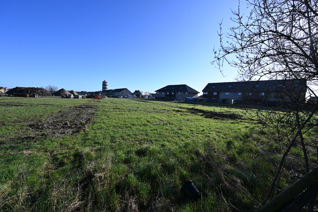 LAATSTE MODERNE WONING MT 2 BOUWLAGEN + ZADELDAK, CARPORT EN Z-TUIN! 