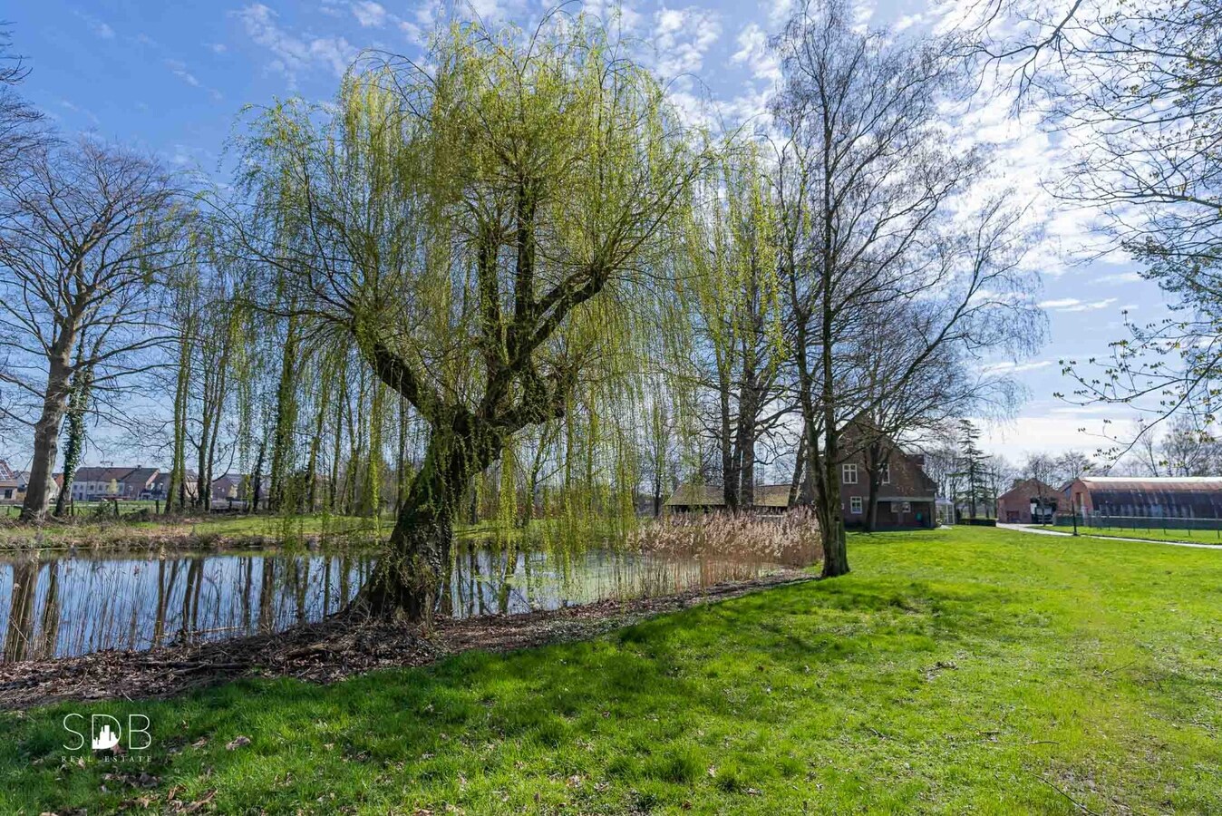 Stijlvolle villa met diverse bijgebouwen en graslanden op circa 3ha 