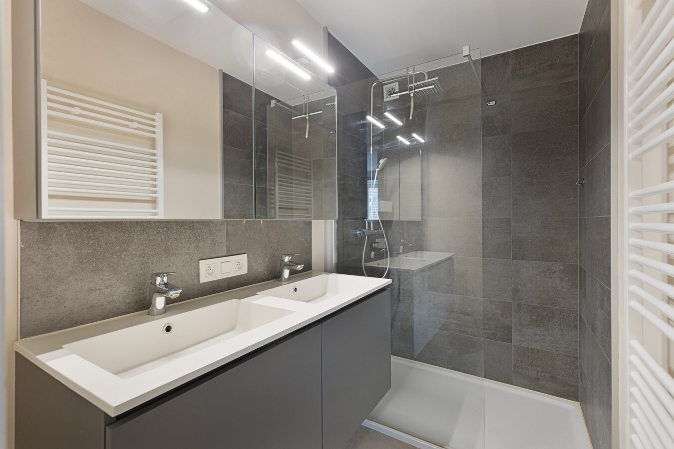 Appartement à la déco moderne situé au 5e étage, rue Ankerweg, à La Panne : un point de départ idéal pour profiter pleinement de la vie au bord de la mer. 