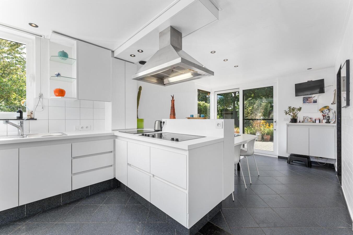 Zéér rustig gelegen woning met 5 slaapkamers en kantoorruimte te Kortemark 