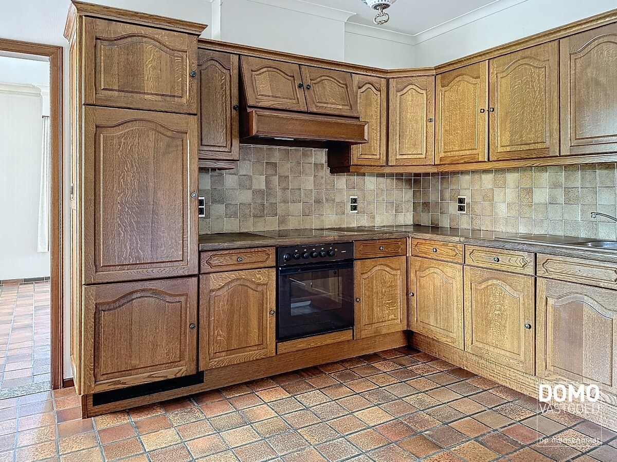 Ruime open bebouwing woning met afgesloten tuin te Kermt. 