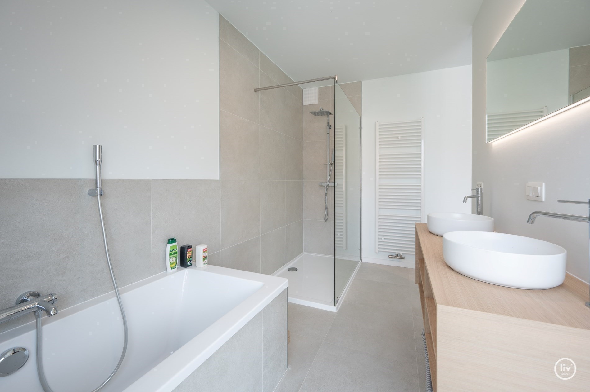 GEMEUBELD - Prachtig, ruime en tevens récente triplex (199 m2) in een zijstraat van de lippenslaan vlakbij de zeedijk te Knokke. 
