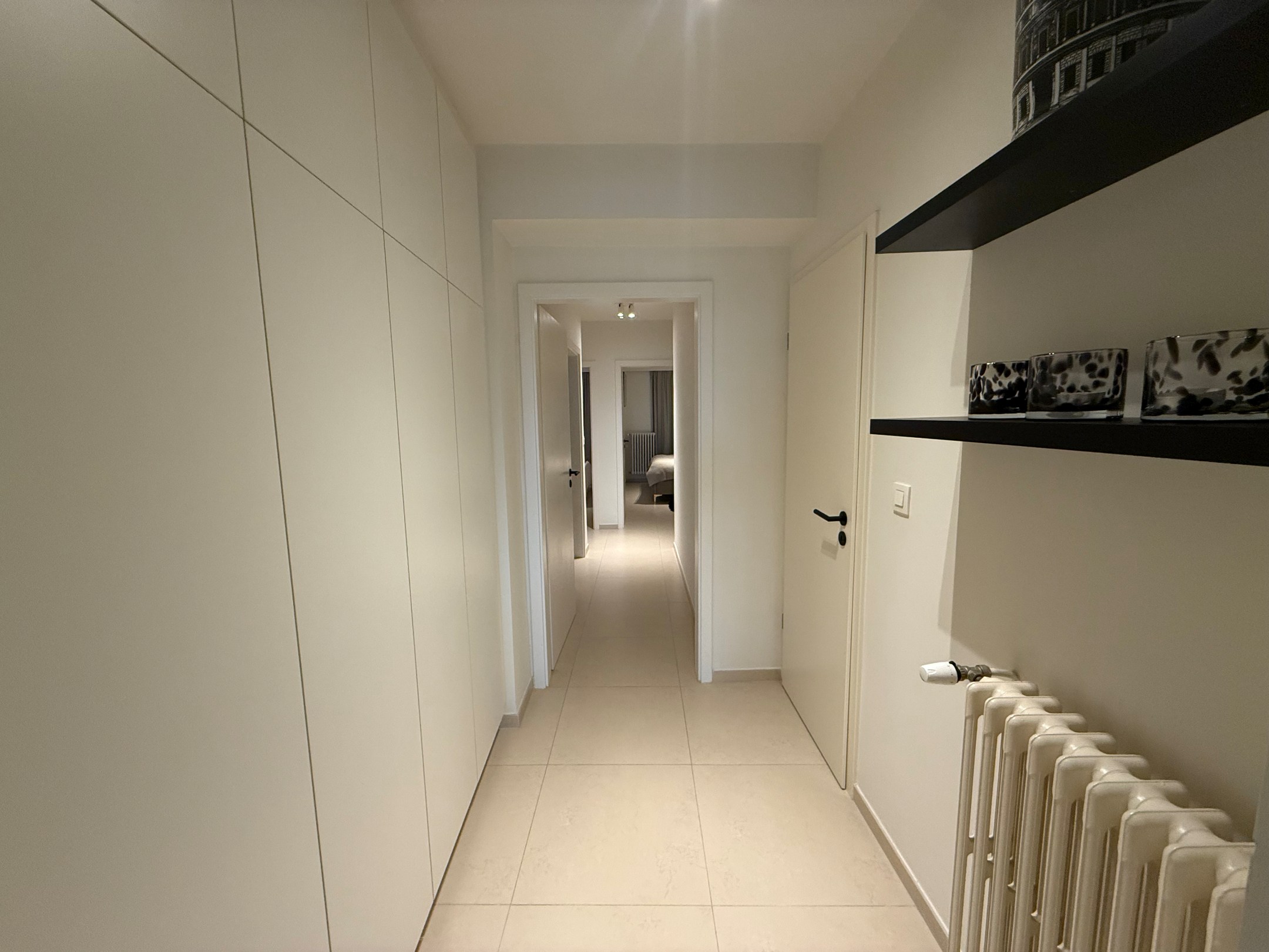 ONGEMEUBELD - Ruim appartement (3 slaapkamers) met een PRACHTIG ZICHT op het groen en de villa's, in het Zoute. KAN OP VENNOOTSCHAP GEHUURD WORDEN. 