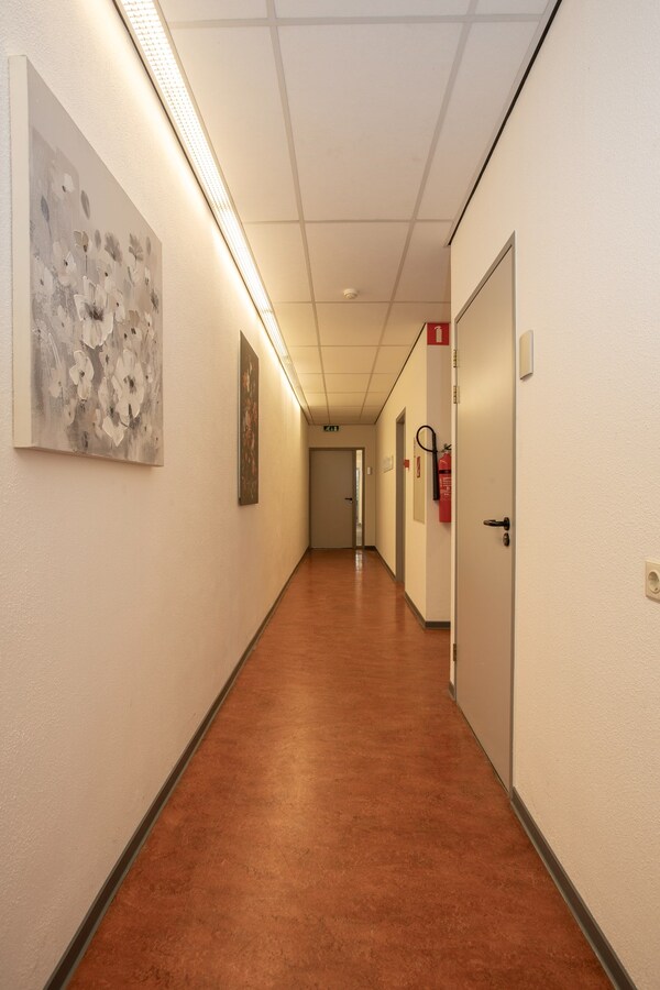 Representatief kantoorpand met 11 kantoorruimtes en circa 20 parkeerplaatsen te huur. 