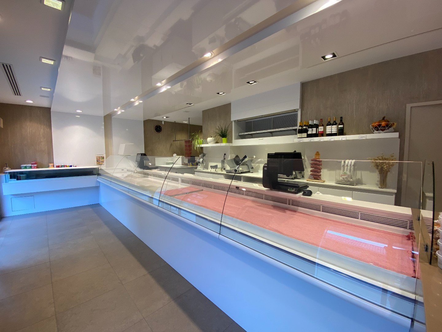 Multifunctioneel handelspand met luxueuze woonst op centrumligging in Sint-Eloois-Vijve! 