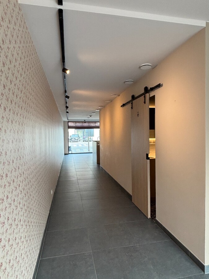 Instapklaar handelsgelijksvloers 90 m² met ruim terras  in het centrum Sint-Antonius naast Bpost. 