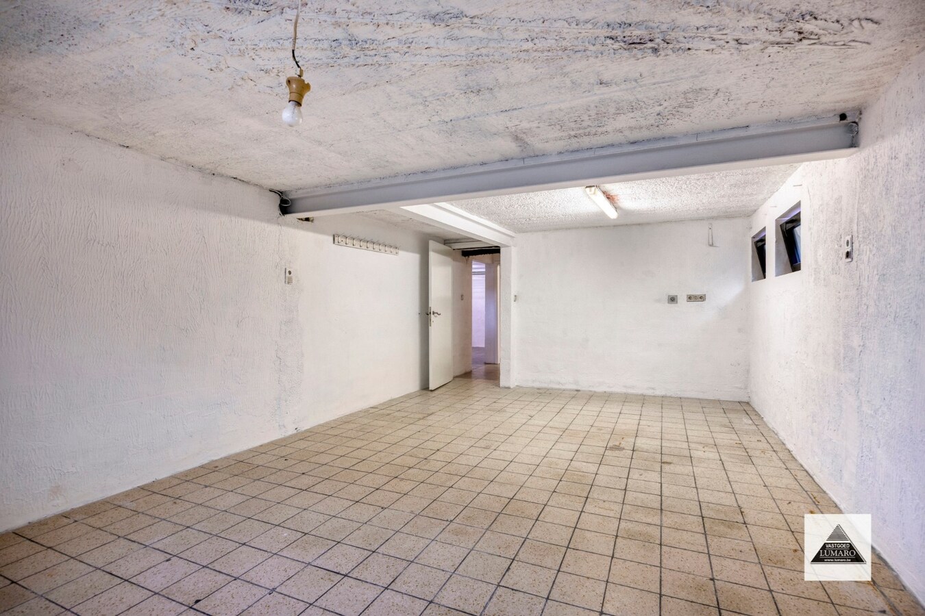 Instapklare woning voor gelijkvloers wonen. 3 slaapkamers, kelder met garage. 