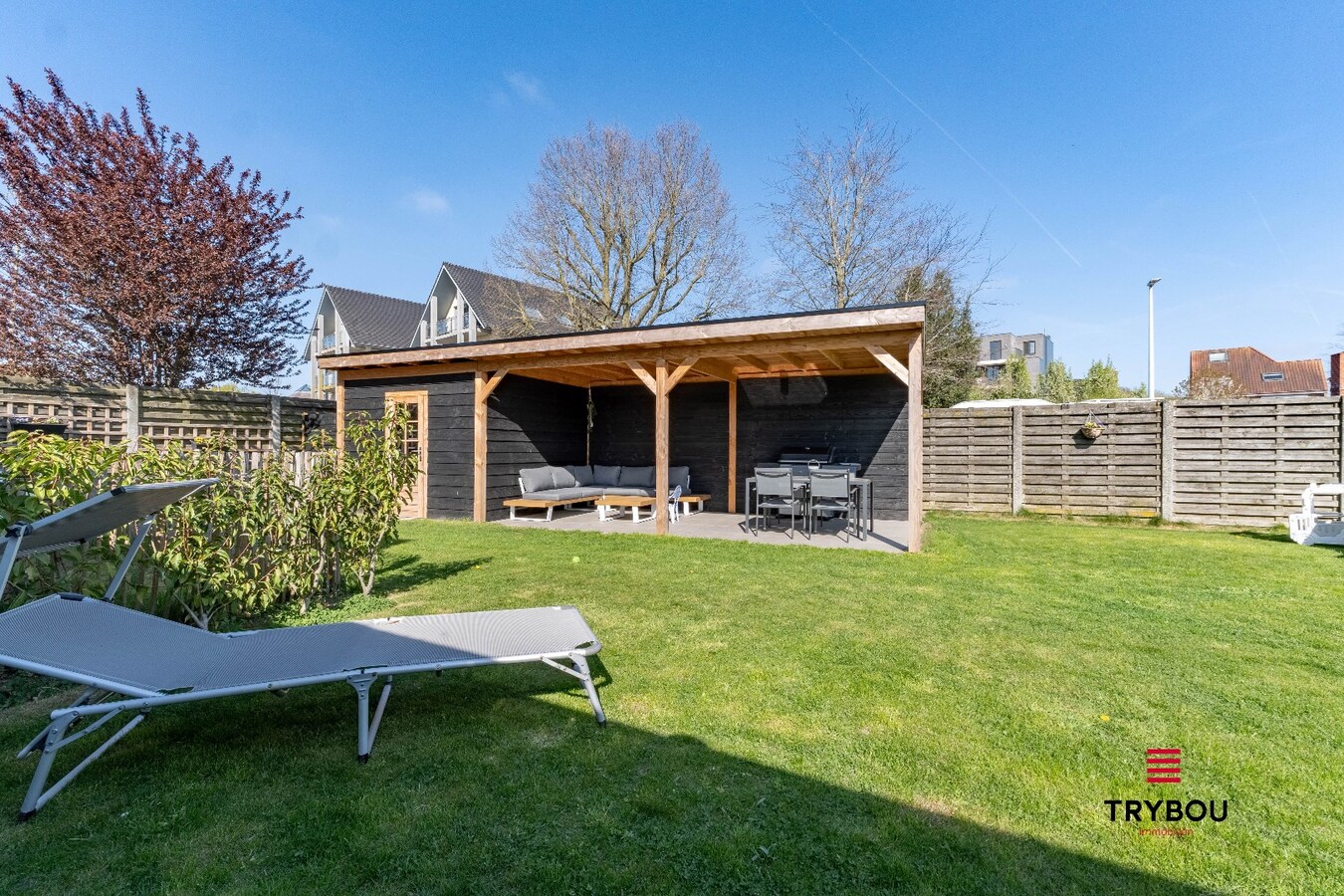 Instapklare gezinswoning met garage en prachtige tuin in rustige straat 