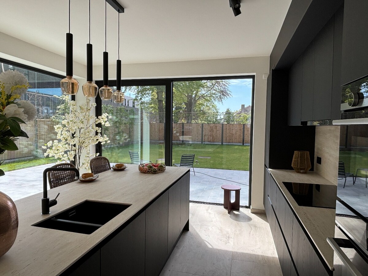 Nieuwbouwwoning met West-tuin in het centrum van Schilde 