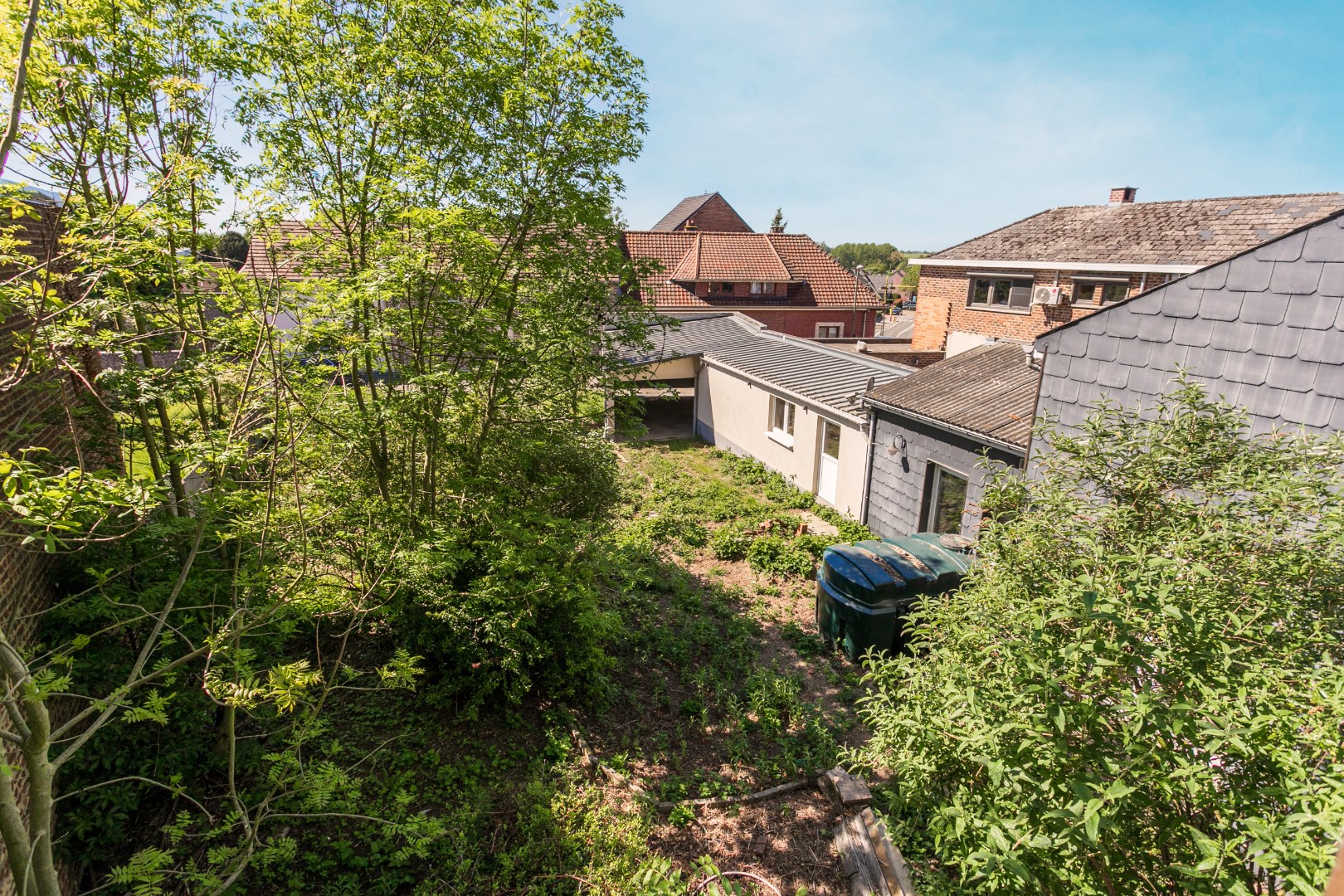 Te renoveren eigendom (317 m²) met veel potentieel, ruime tuin (6a 42ca) en dubbele achterliggende carport met toegang tot de achterliggende straat in Kester 