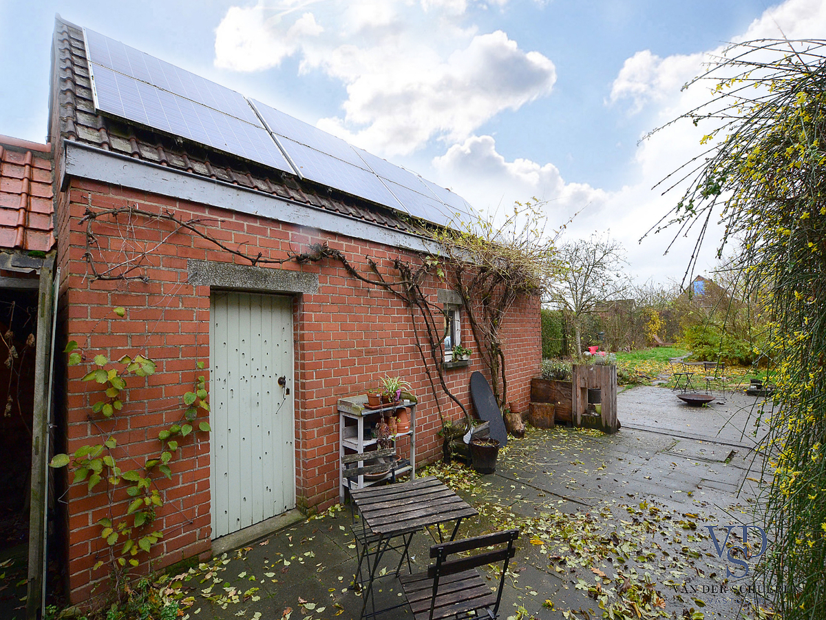 Karaktervolle, te renoveren woning (op bijna 900 m²). 