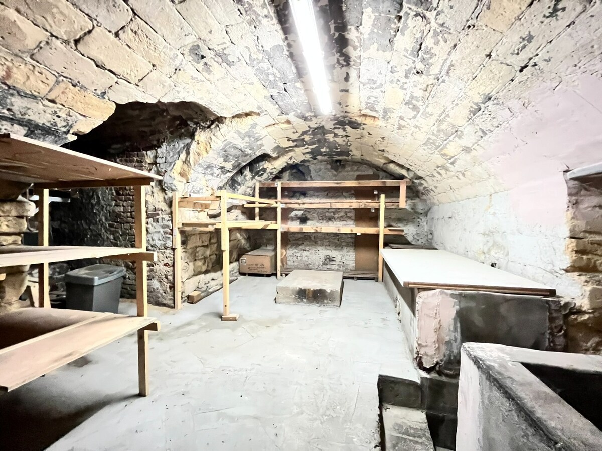 Polyvalent handelspand (restaurant, afhaalrestaurant, wijnbar,  kantoor, winkel...) gelegen op 100 meter van de historische markt van Maaseik! 