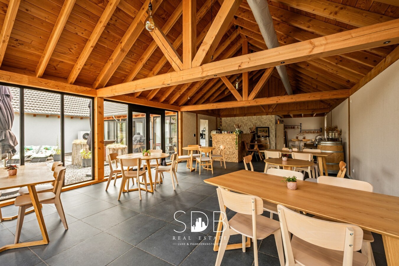 Charmante woning met aparte kantoorruimte op 14.569 m² 