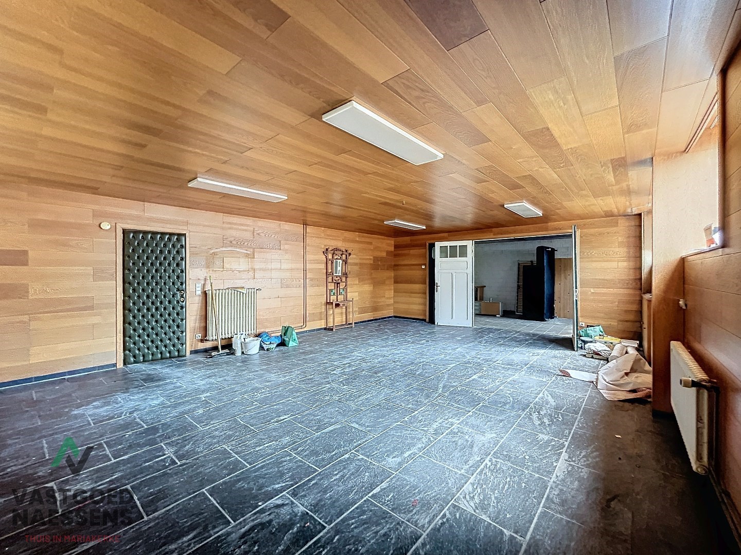 Maison d'angle avec entrepôt - garage - 5 chambres à coucher et terrasse 