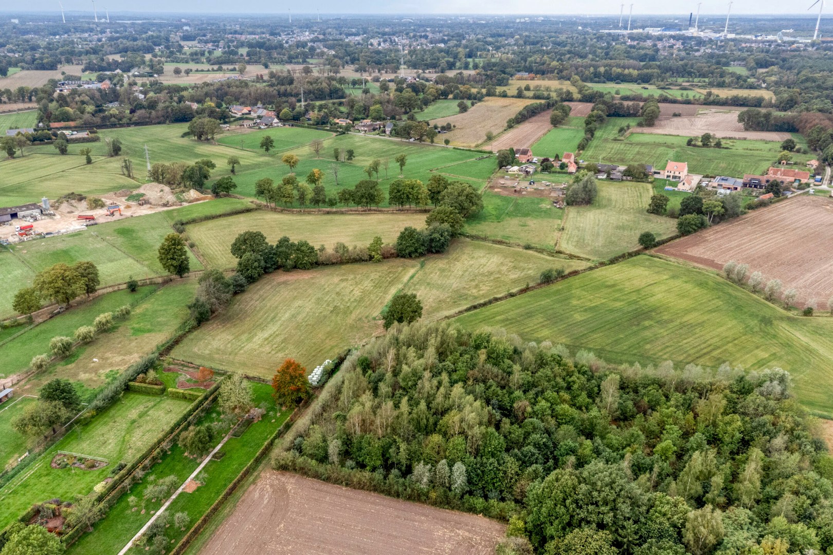 Te renoveren laagbouwwoning in een landelijke omgeving in Geel op een perceel van 16.050m² 