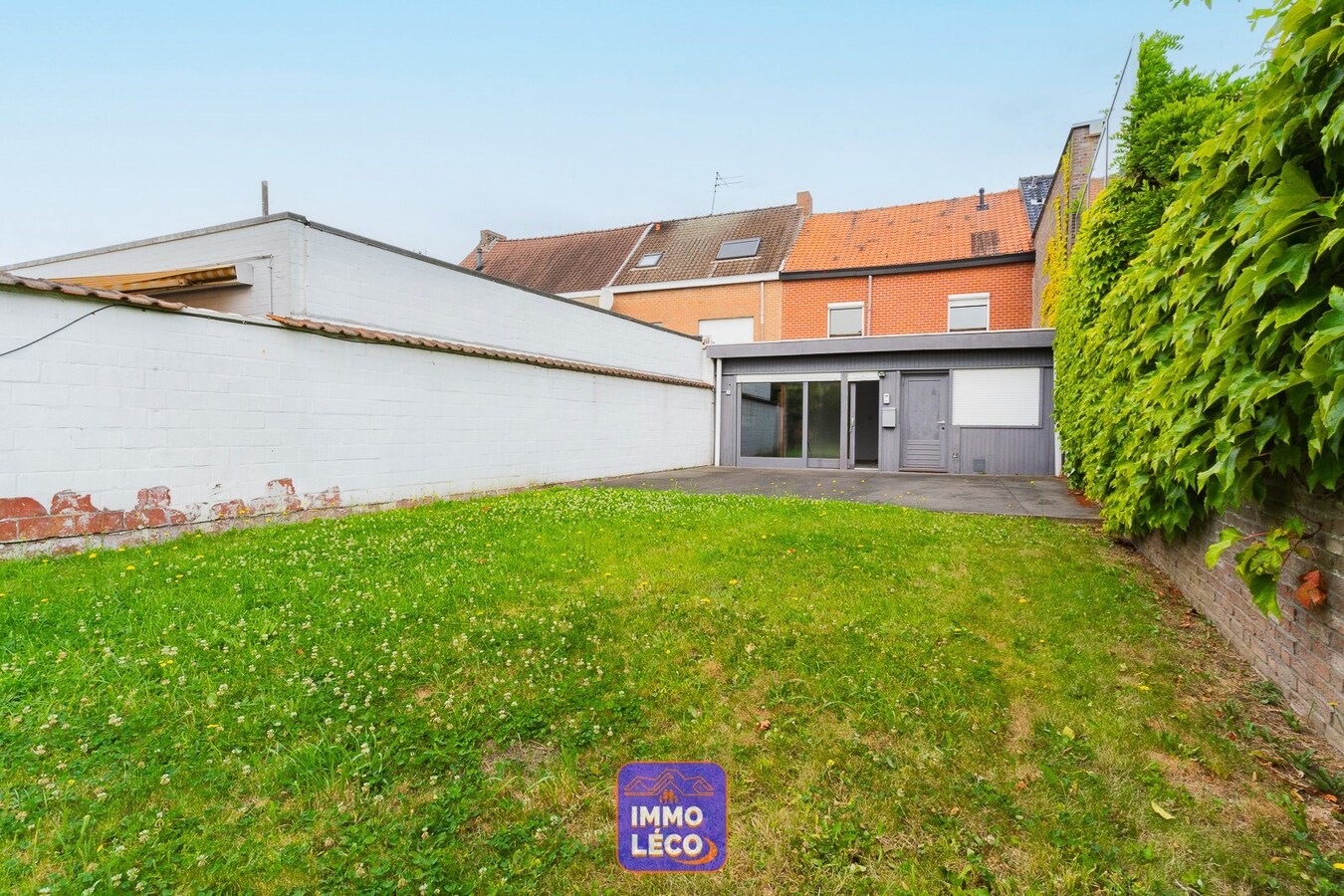 Maison de commerce avec habitation, jardin, poss. grand parking ! 