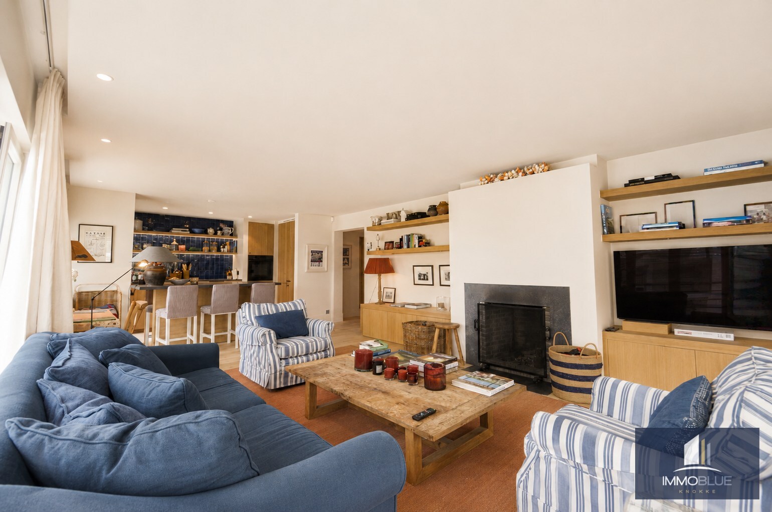Stijlvol hoekappartement met tijdloze elegantie en een open zicht op de Kustlaan. 
