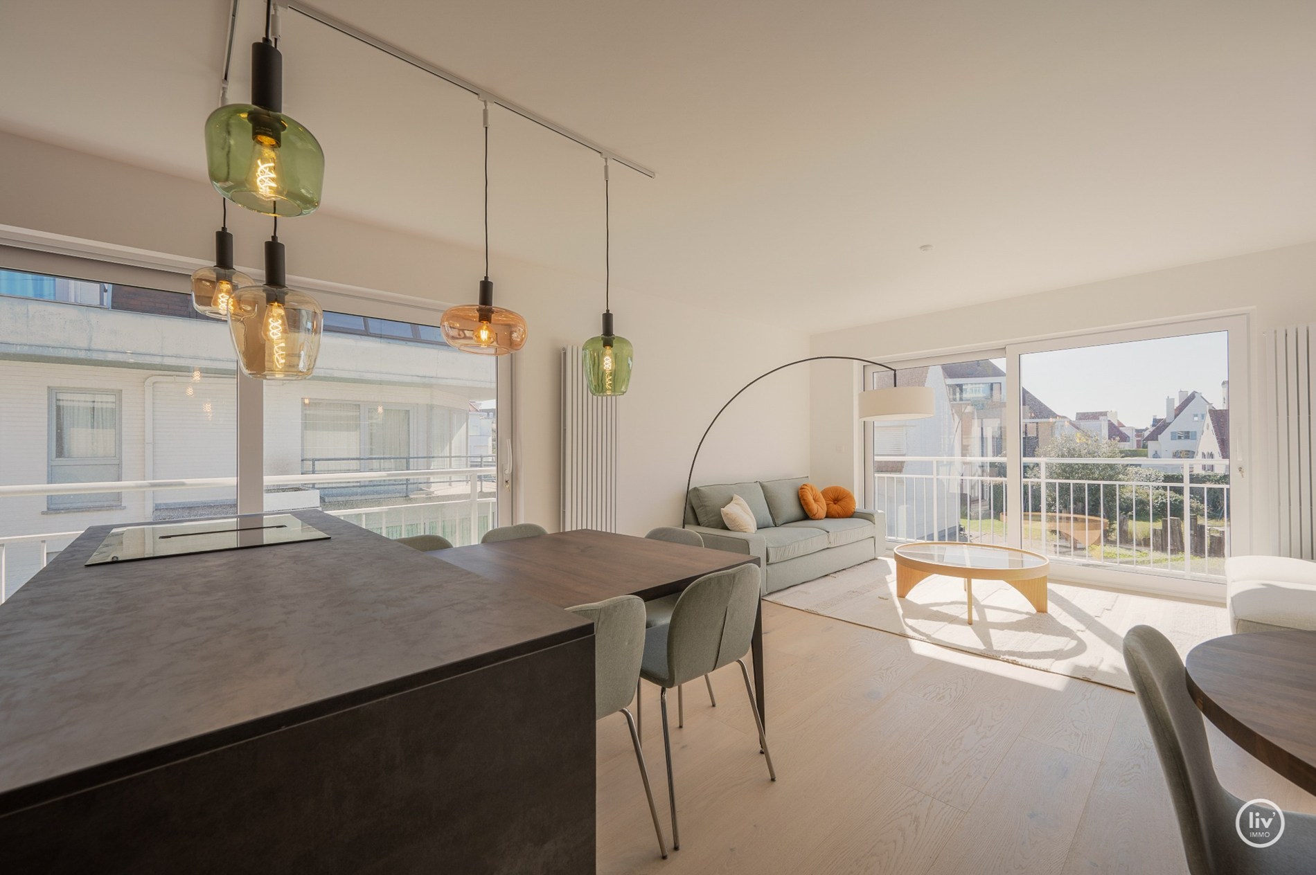 Appartement d'angle orienté au sud avec vue dégagée, situé dans une charmante résidence de villas à distance de marche de la digue de Duinbergen. 