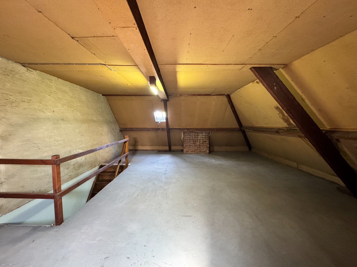 Kloeke halfopen bebouwing met tuin en dubbele garage. 