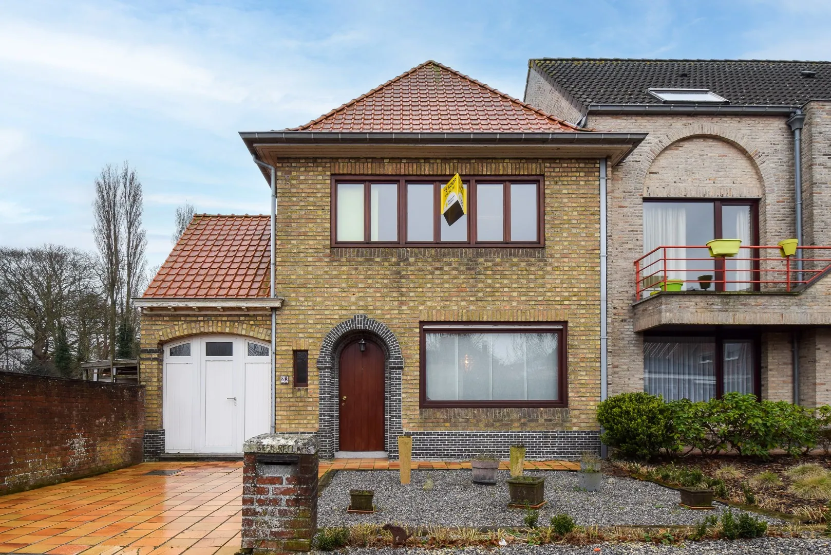 Halfopen woning met 3 slaapkamers en ruime achtertuin in centrum van Gistel