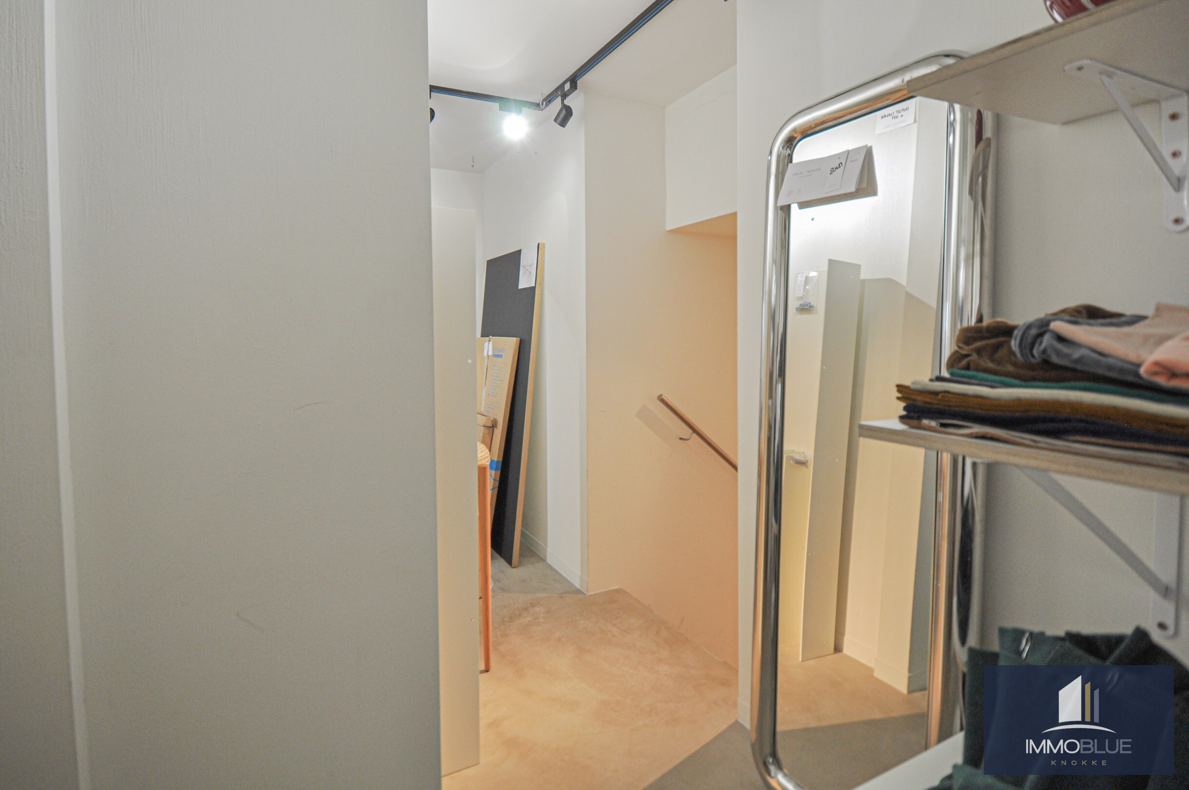 Grand local commercial avec garage intérieur situé au Zoute. 