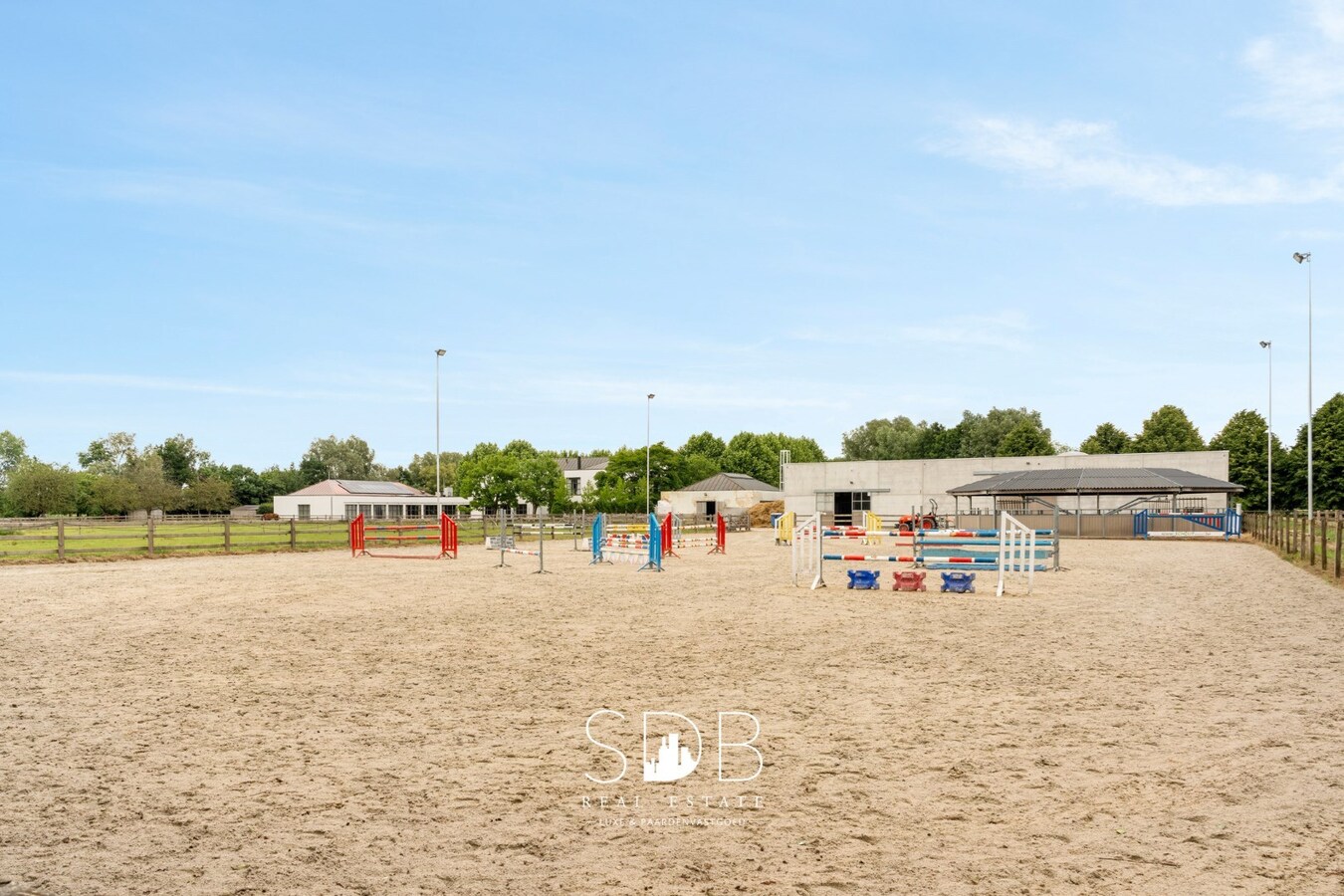 Prachtige villa met hippische accommodatie en graslanden op +/- 9 ha 