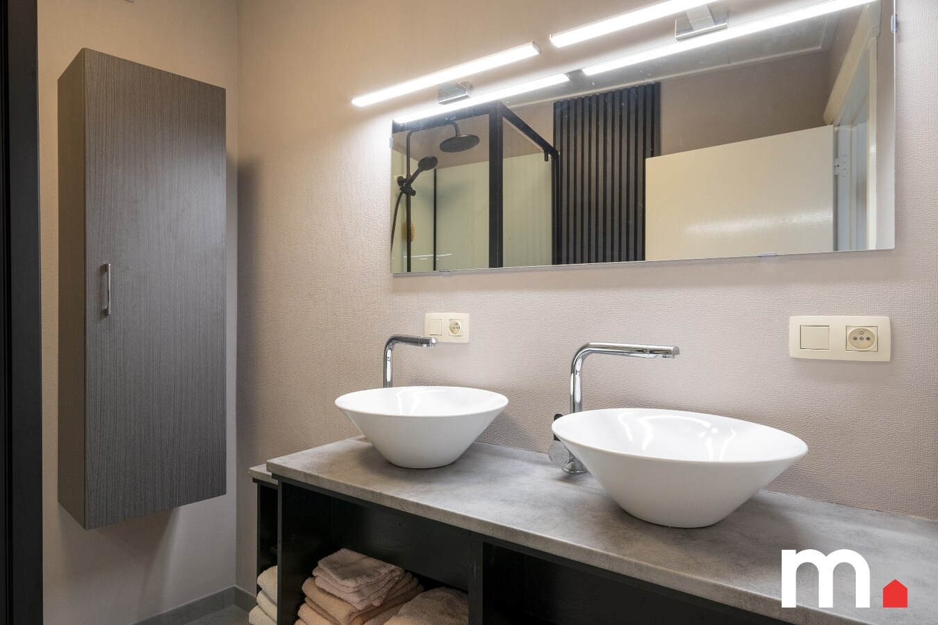 Instapklare woning te Izegem met 3 slaapkamers en moderne voorzieningen en 2 garages! 
