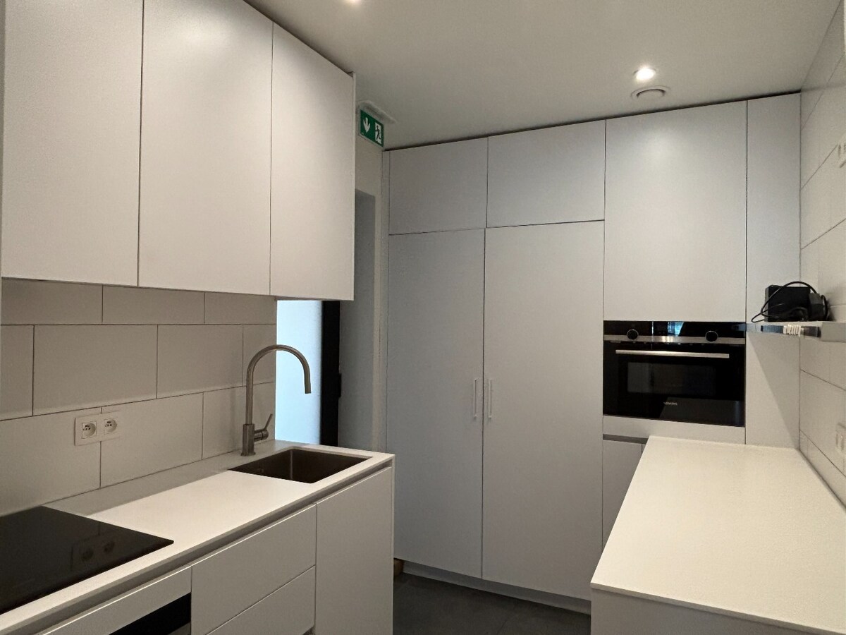 Instapklaar handelsgelijksvloers 90 m² met ruim terras  in het centrum Sint-Antonius naast Bpost. 