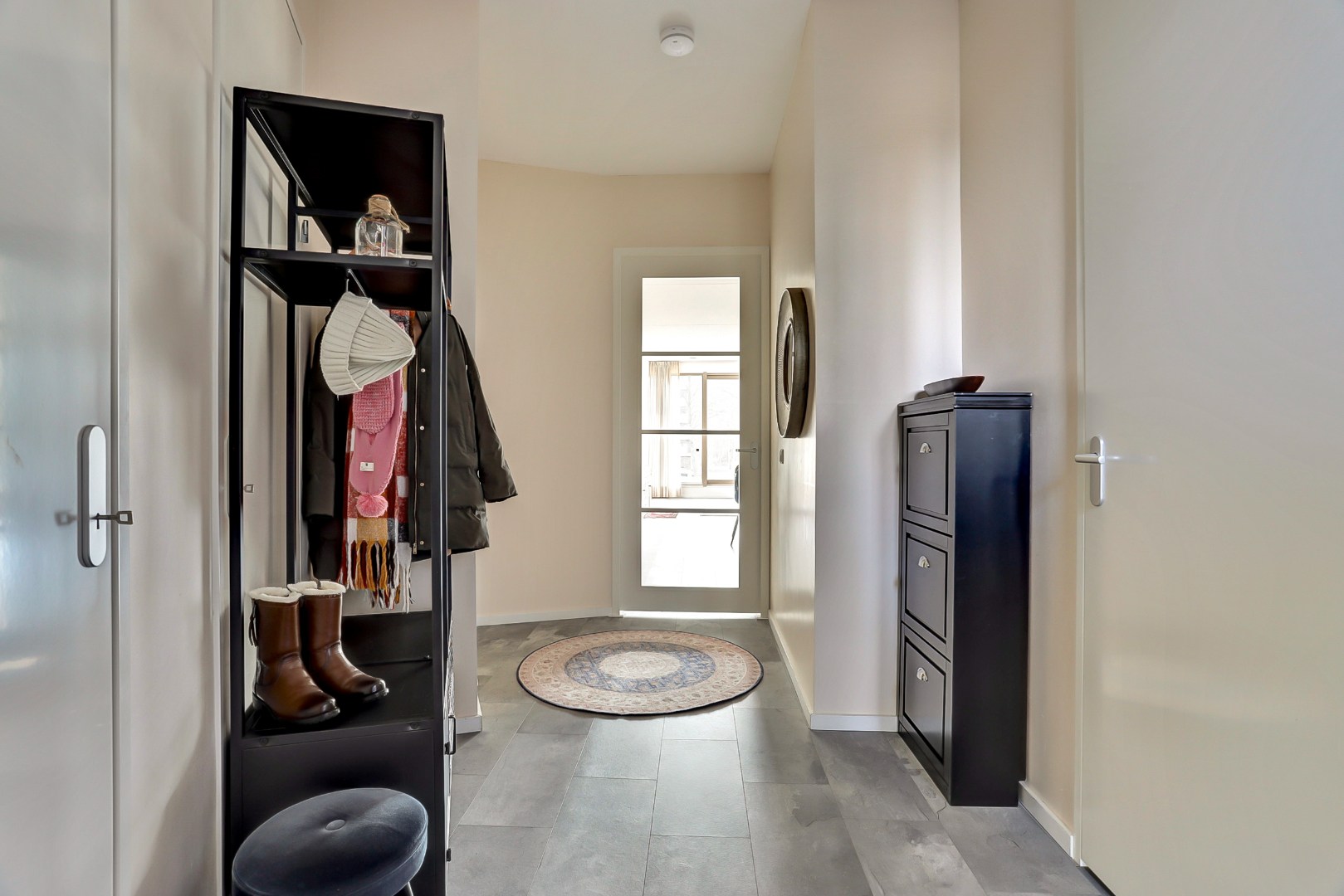 Modern en energiezuinig appartement (A++) met ruim terras op het westen, eigen parkeerplaats, fraaie keuken, badkamer en gelegen op eigen grond. 