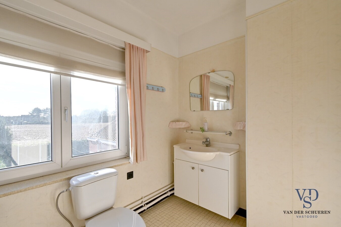 Degelijke, ruime woning (op te frissen). 