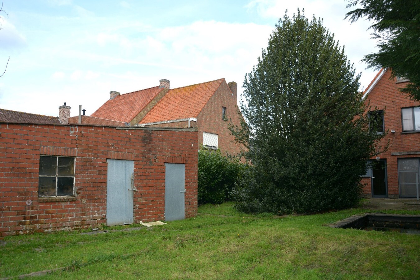 Ruime gerenoveerde alleenstaande woning met tuin, garage en 3 slaapkamers in Zerkegem 