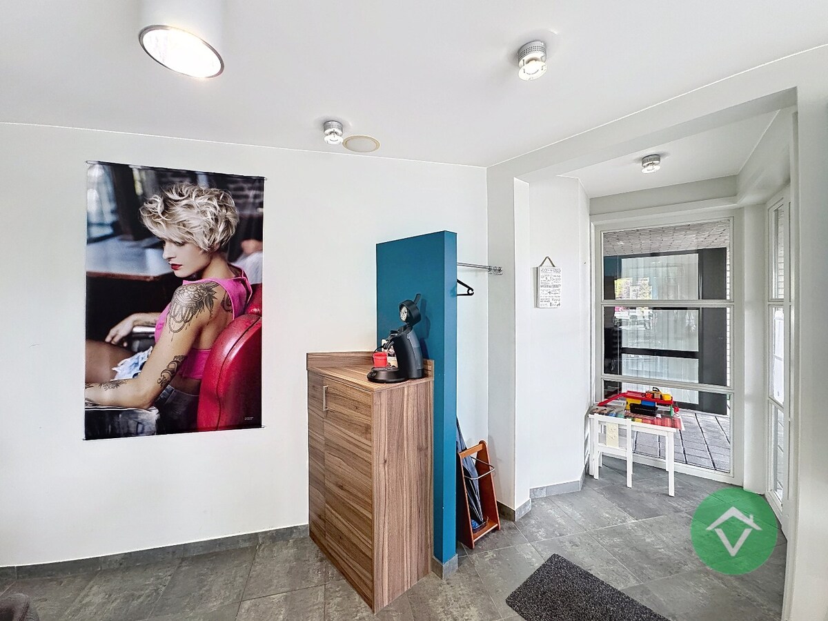 Volledig gerenoveerd handelspand met woonst en garage te Koekelare 