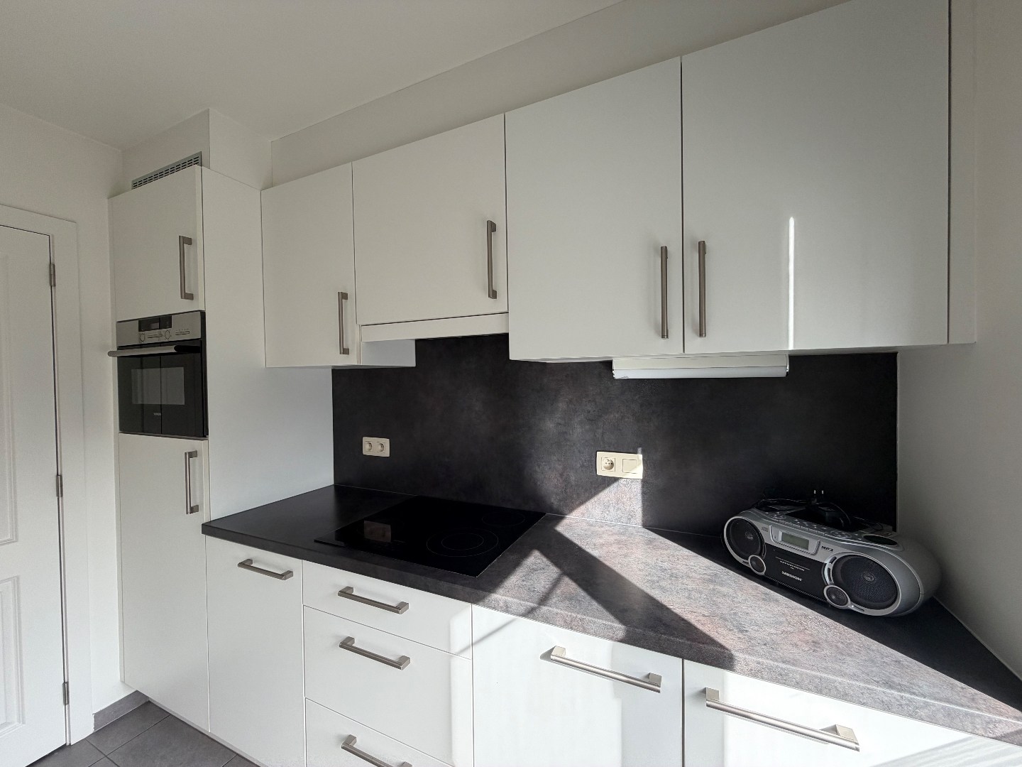 Gezellig en mooi appartement met 2 slaapkamers en autostaanplaats te huur in centrum van Geel! 