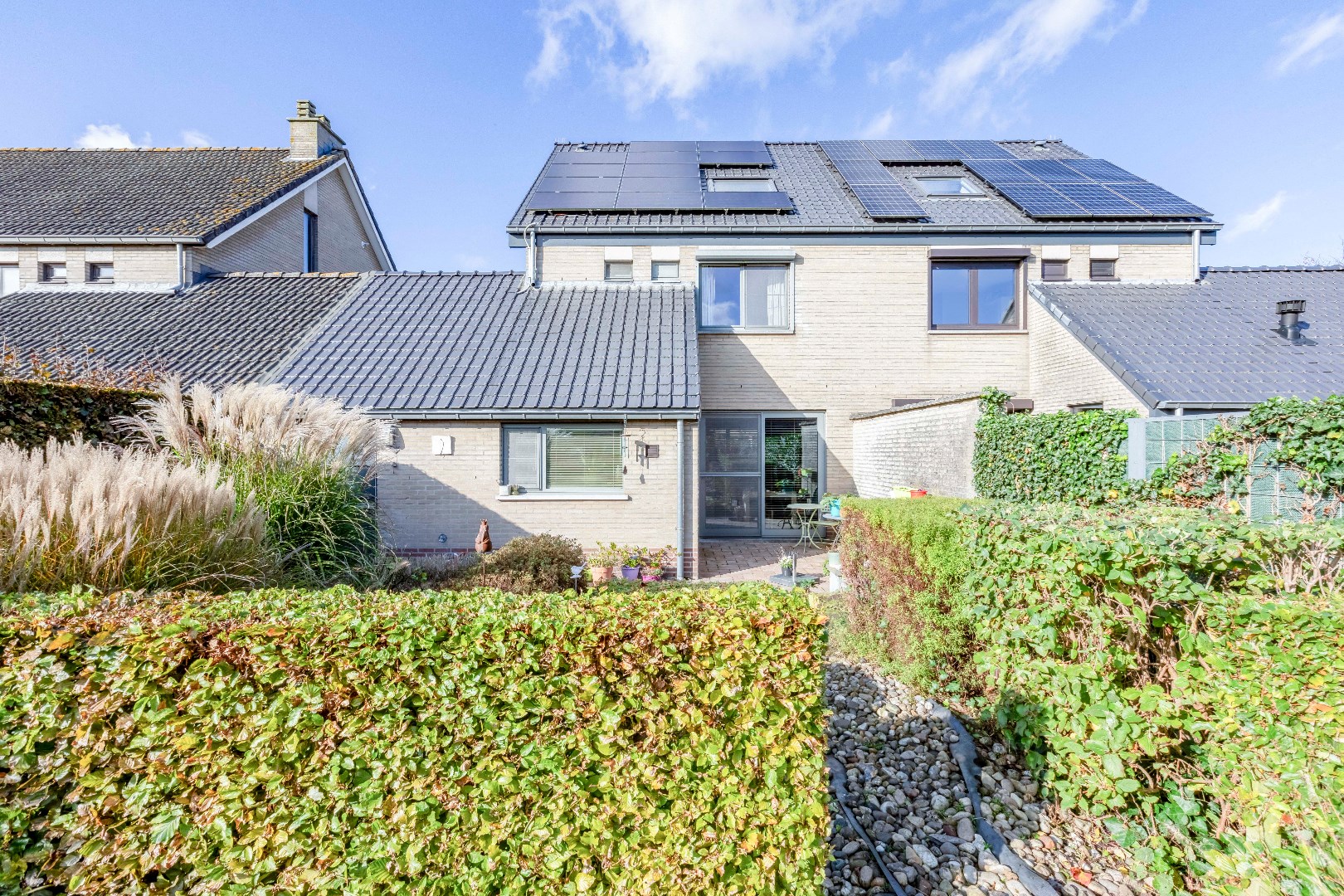 Verzorgde en instapklare halfopen bebouwing met zuidertuin en garage. 