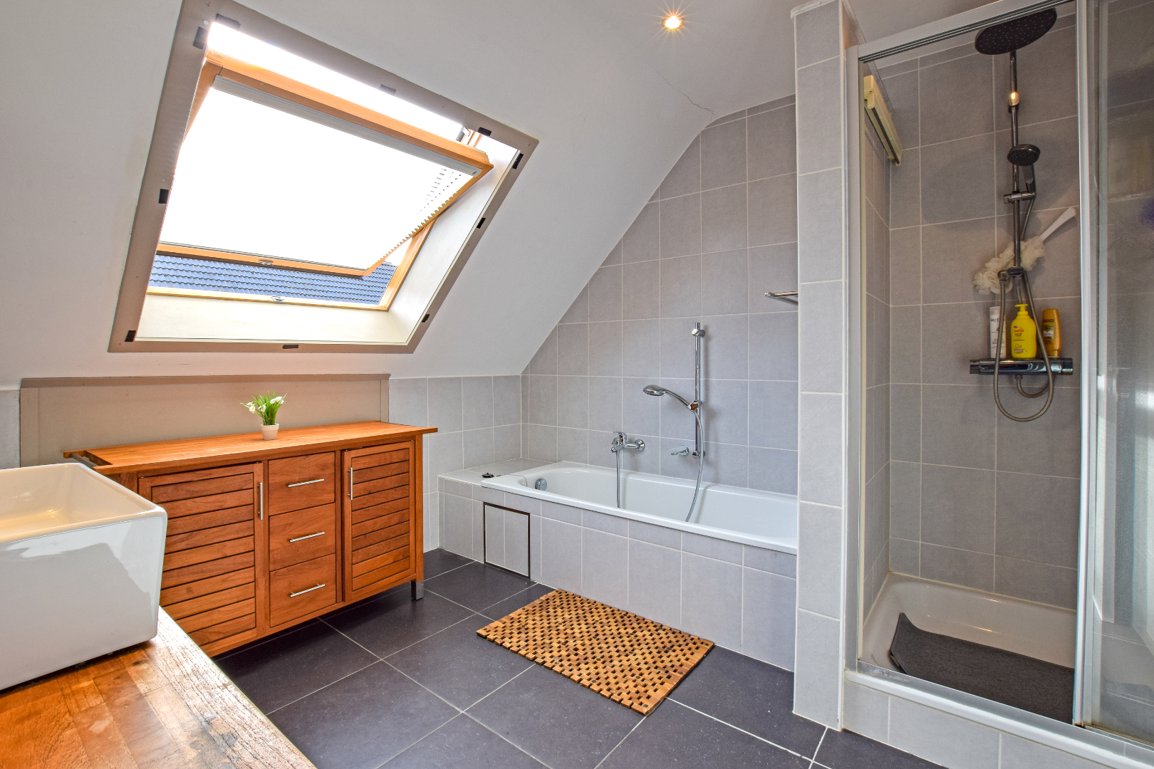 Instapklare energiezuinige woning met garage op 289m² te De Panne. 