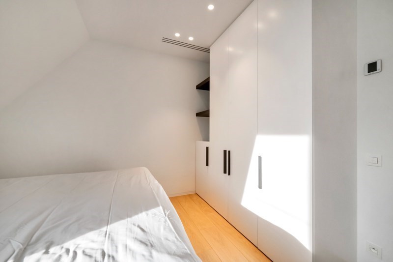 Magnifique villa jumelée récemment rénovée, située au calme entre le centre de Knokke et Le Zoute, avec une parfaite orientation Sud-Ouest. 